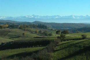 Pyrénées et village de Saint-André 